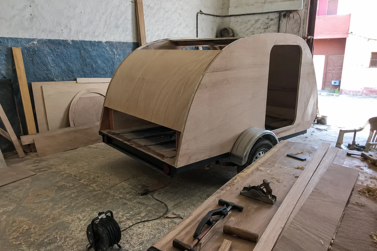 Caravane neuve au Maroc en cours de fabrication dans un atelier artisanal