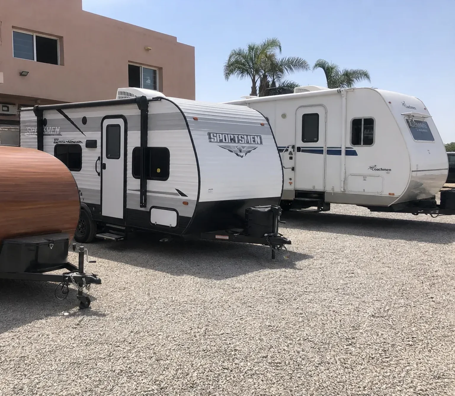 Trois types de caravanes neuves alignées dans un yard de vente au Maroc