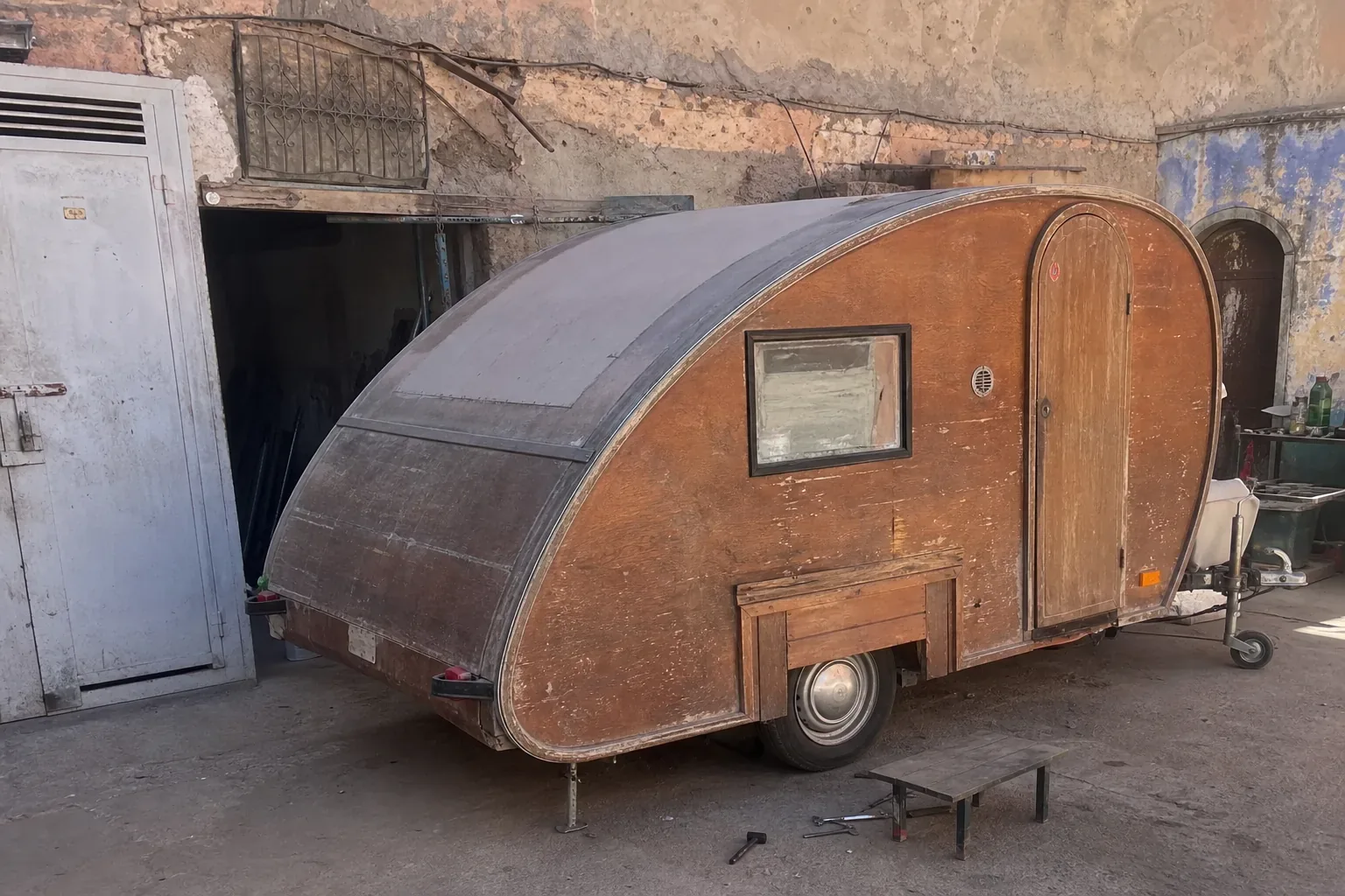 Caravane teardrop d'occasion inspectée dans un atelier marocain