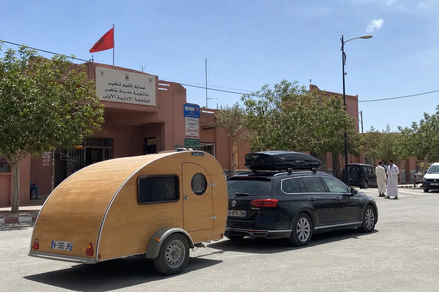 Caravane teardrop garée dans une petite ville marocaine près de l'administration