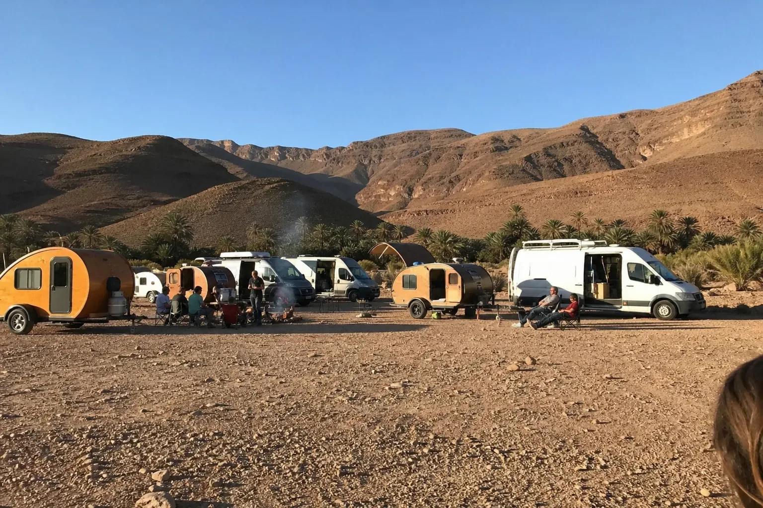 Rassemblement de caravanes teardrop et vans aménagés dans une vallée marocaine