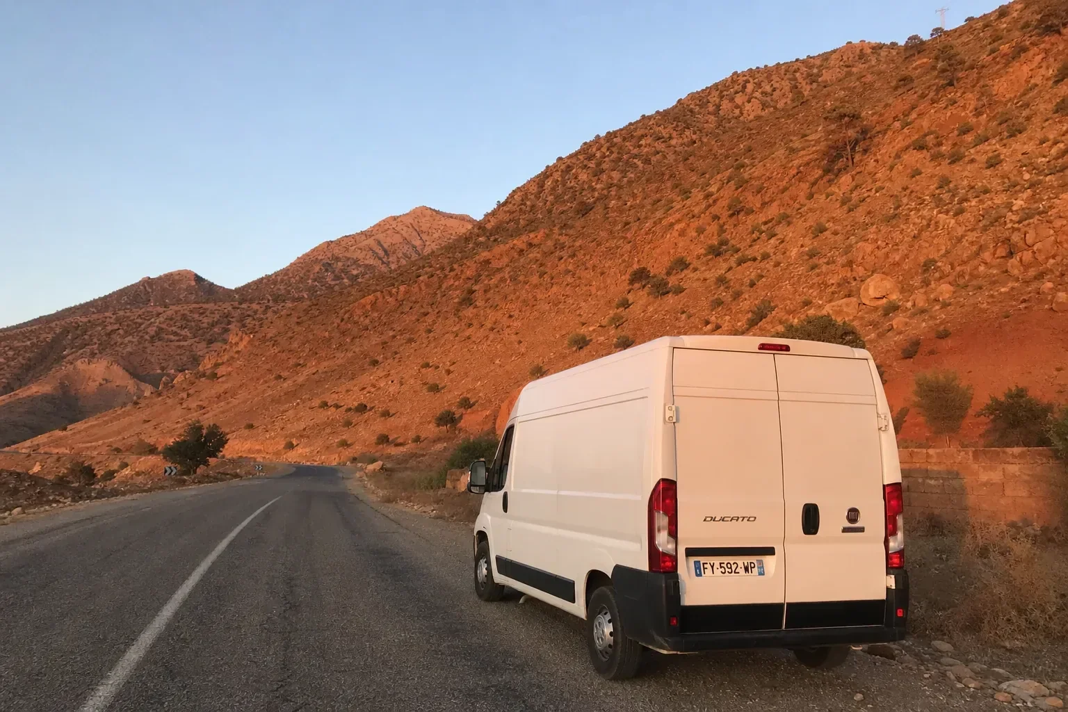 Van Fiat Ducato aménagé sur une route de montagne au Maroc