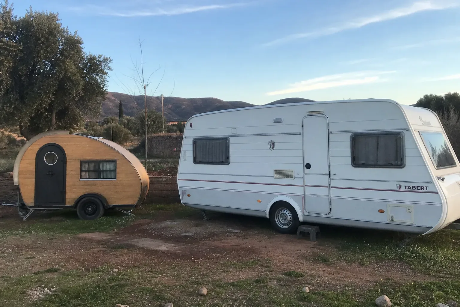 Caravane teardrop en bois comparée à une caravane classique européenne, vue côte à côte